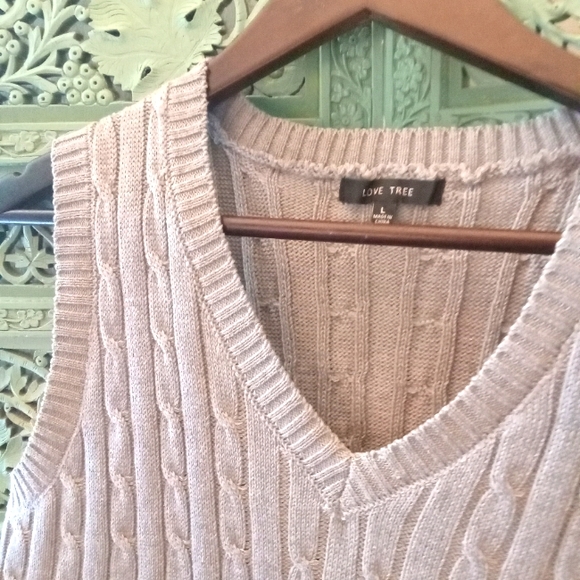 Love Tree | Cable Knit V neck Sleeveless Sweater | Grey | Large - Picture 2 of 8